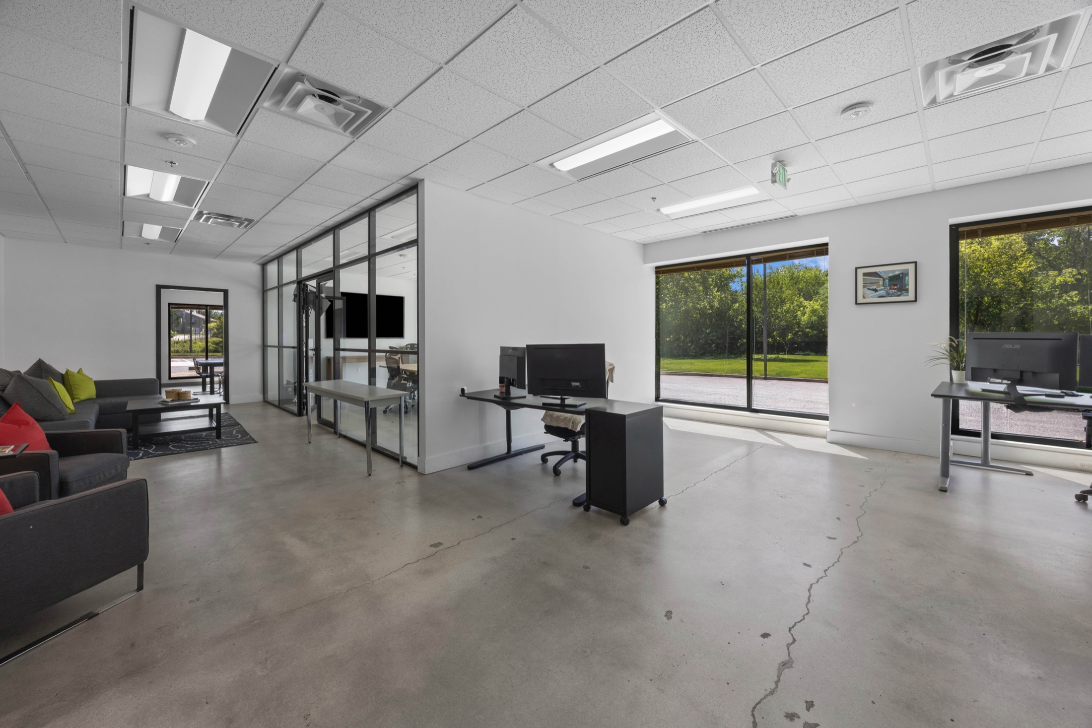 Floor-to-ceiling daylight